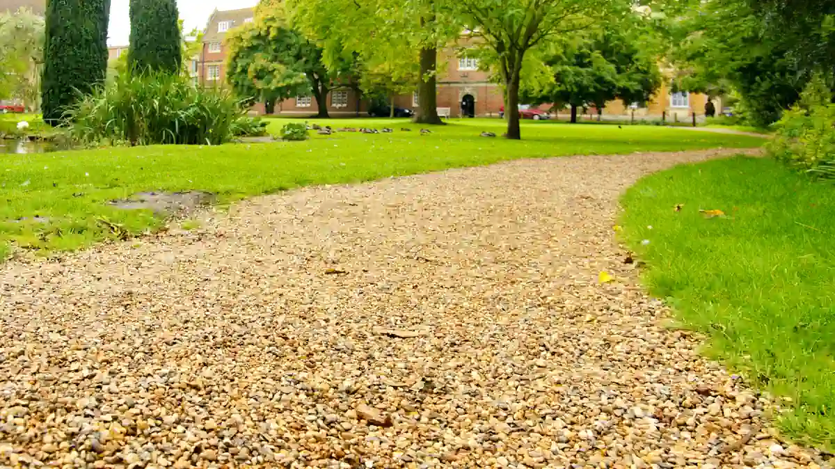 Une allée de jardin en gravier