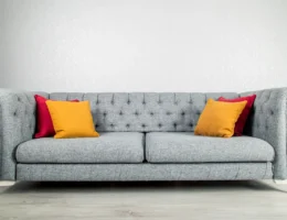 Un canapé gris avec des coussins colorés