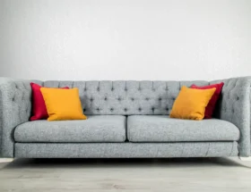 Un canapé gris avec des coussins colorés