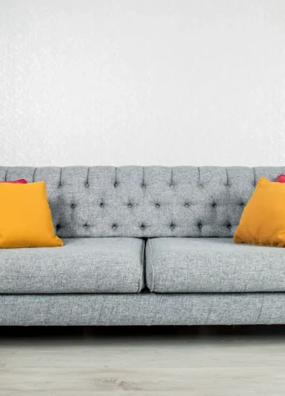 Un canapé gris avec des coussins colorés