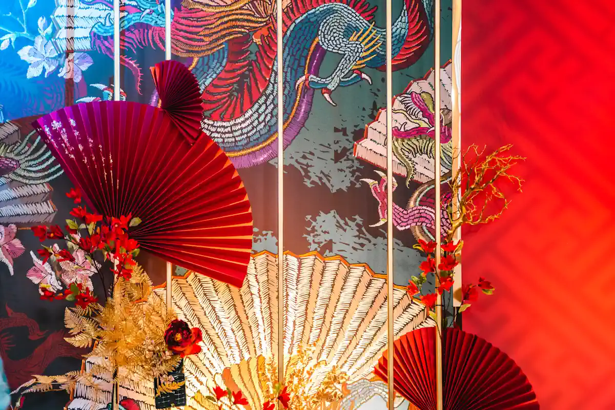 Un mur coloré avec des motifs japonais