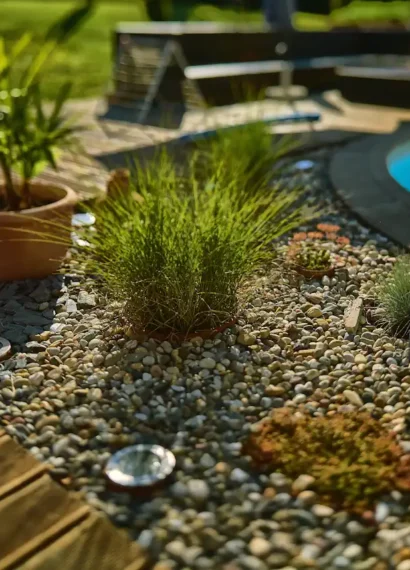 Un jardin avec une partie du sol en galets