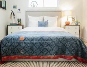 Un lit bien rangé avec une parure bleue et blanc