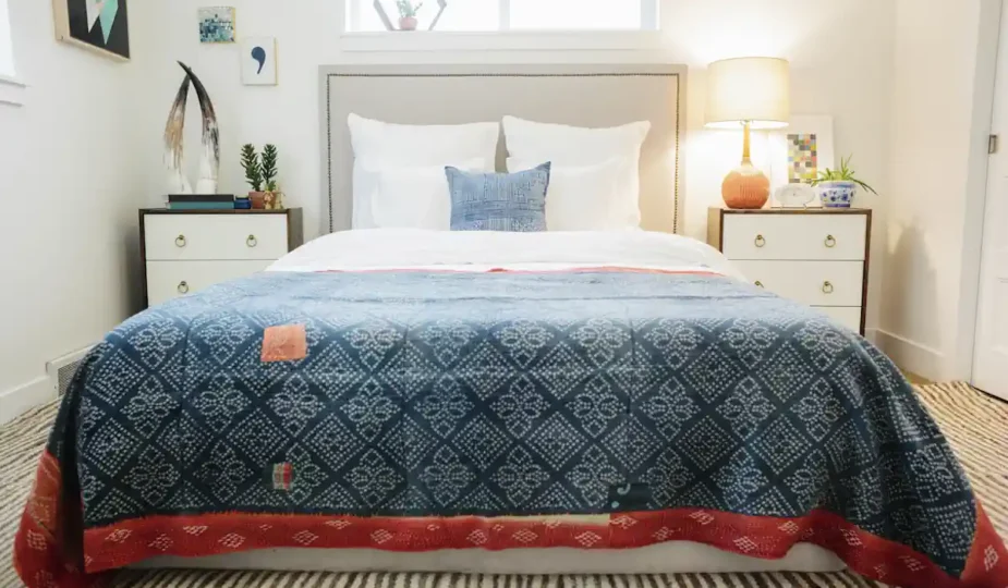 Un lit bien rangé avec une parure bleue et blanc