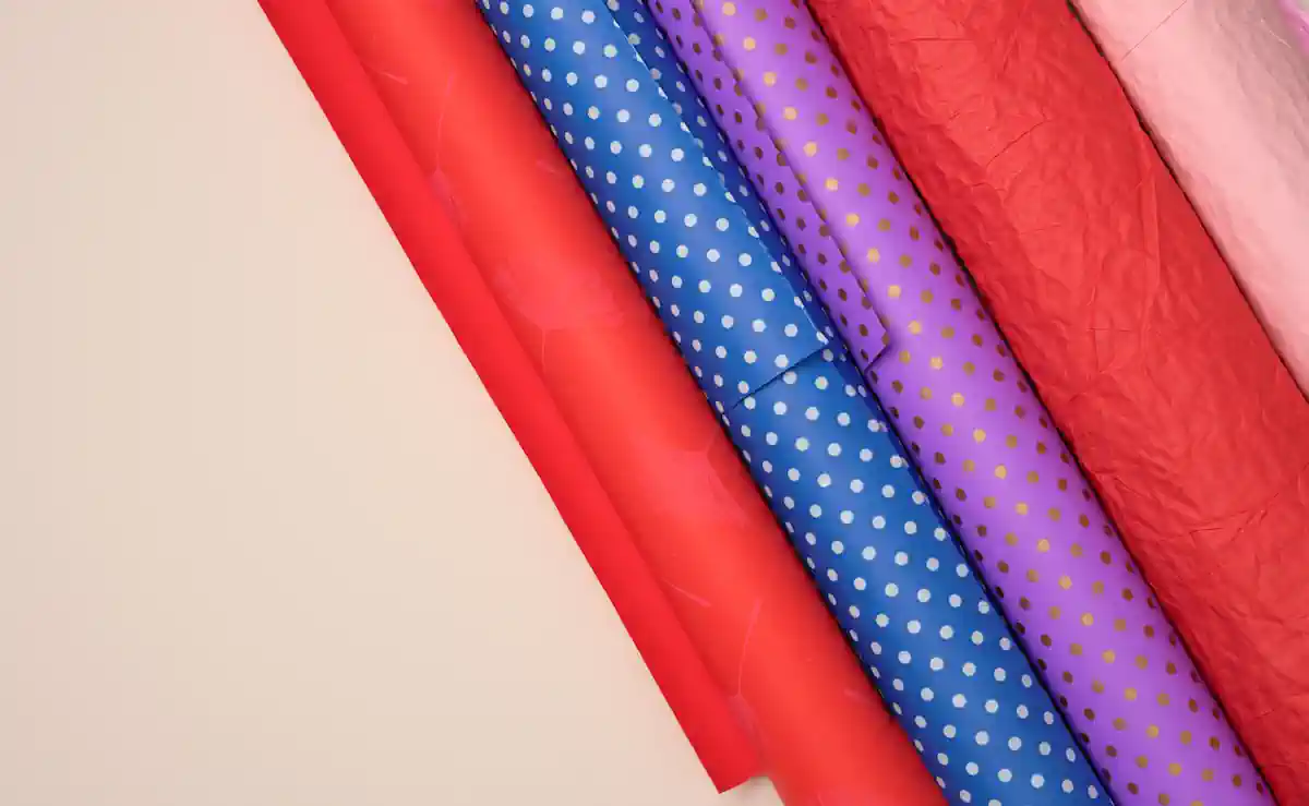 Différents rouleaux de papier de soie imprimés