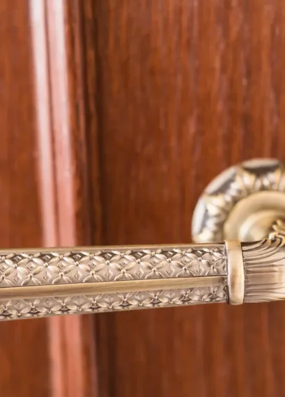 Une poignée de porte dorée