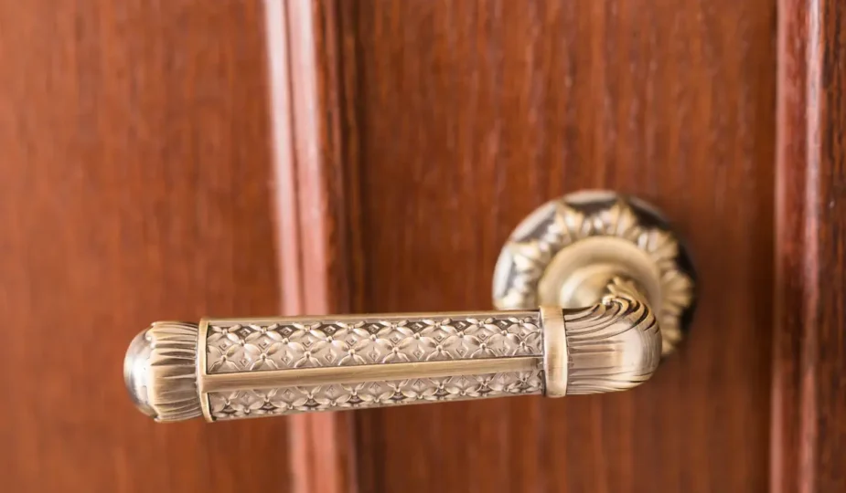 Une poignée de porte dorée