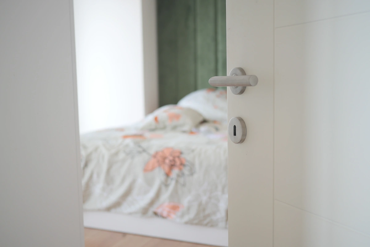 Une porte blanche qui donne sur une chambre à coucher