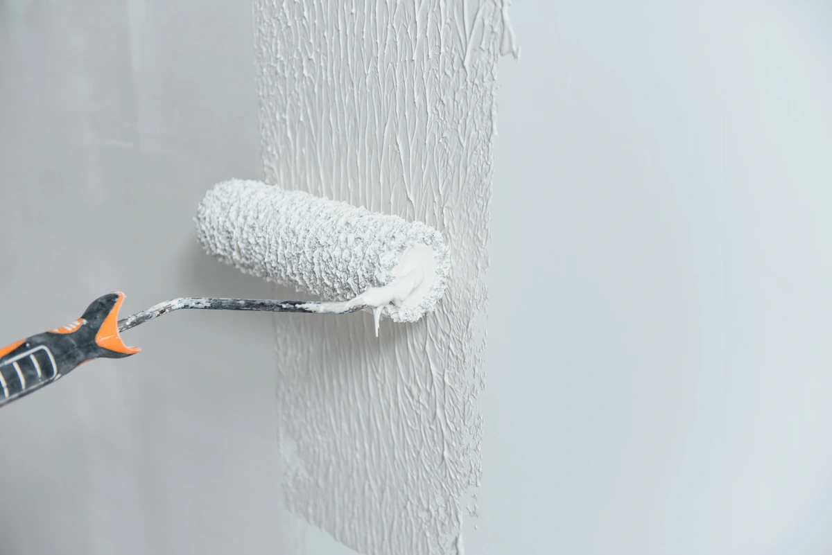 Un rouleau avec du sous-couche sur un mur