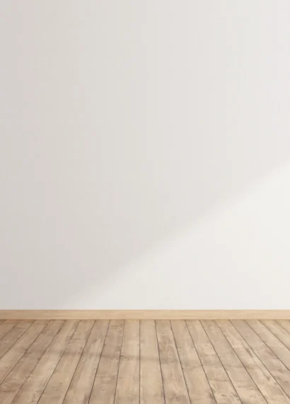 Une porte en bois naturelle su run mur blanc