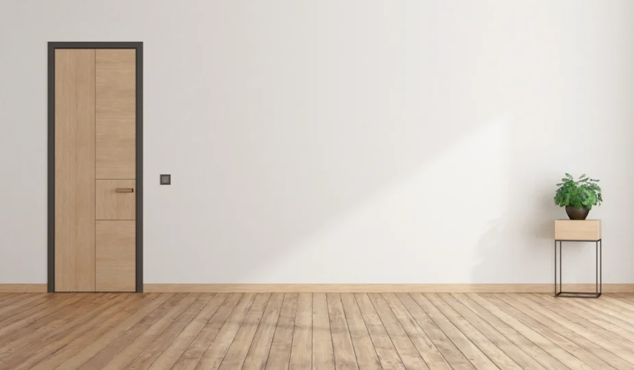 Une porte en bois naturelle su run mur blanc