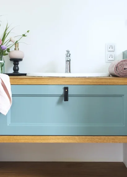 Un meuble de rangement dans la salle de bain