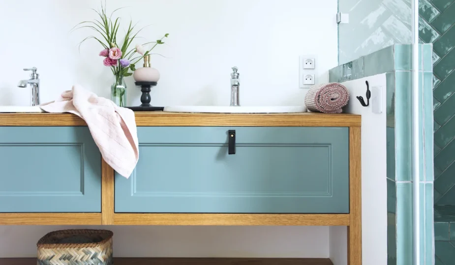 Un meuble de rangement dans la salle de bain