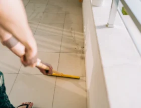 Un homme qui nettoie un carrelage