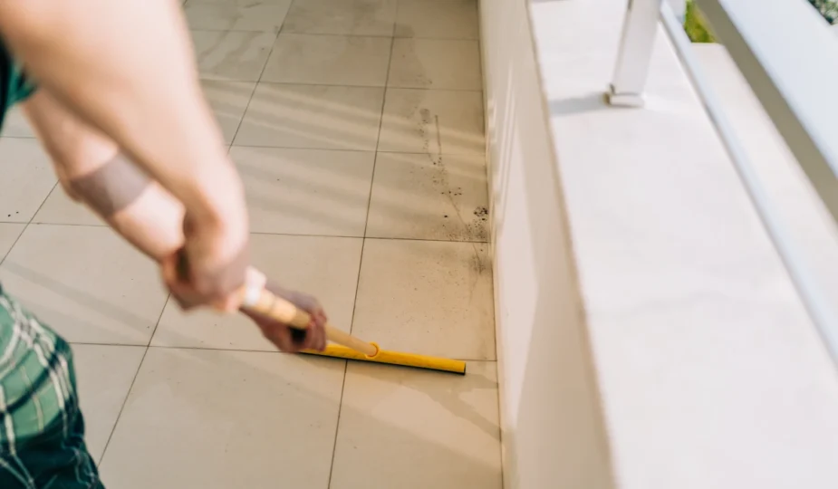 Un homme qui nettoie un carrelage