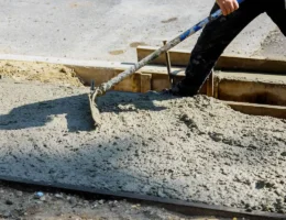 Une personne qui crée une dalle de béton