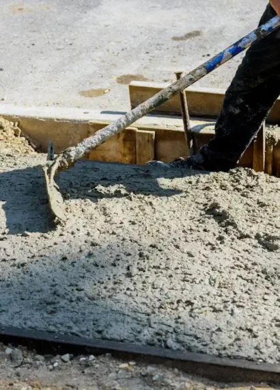 Une personne qui crée une dalle de béton