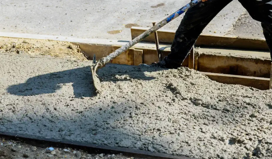 Une personne qui crée une dalle de béton