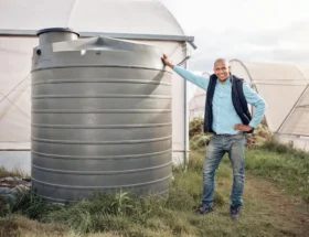 Un homme qui se tient à côté d'une fausse septique