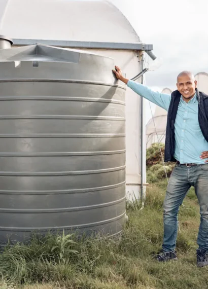 Un homme qui se tient à côté d'une fausse septique