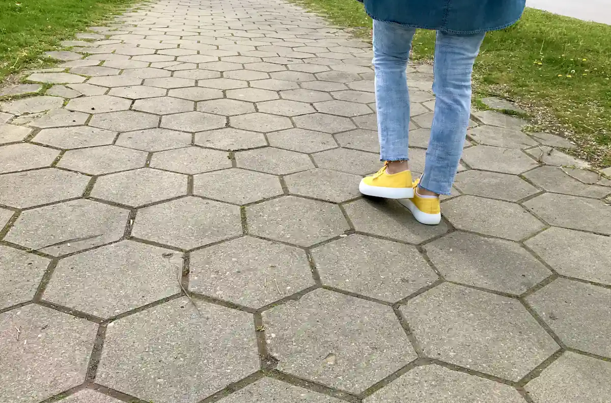 Une personne qui marche sur une dalle de béton