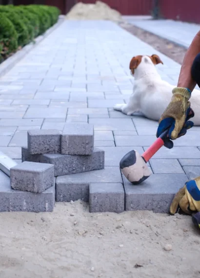 Un homme qui pose une pavée extérieure