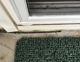 Une fissure entre la porte et la terrasse d'une maison