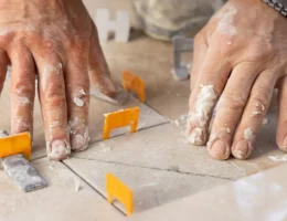 Un homme qui installe des carrelages