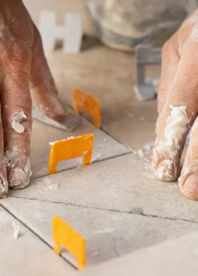 Un homme qui installe des carrelages
