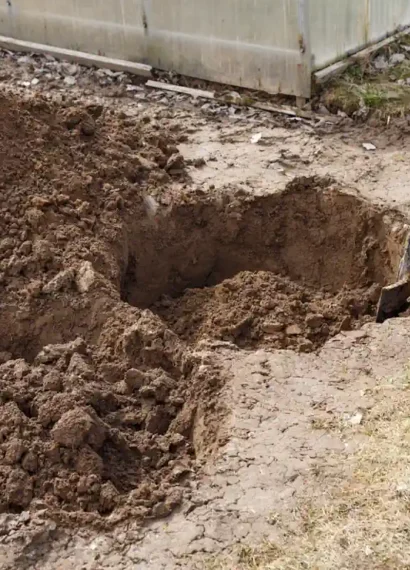 Un homme qui creuse un trou dans un jardin