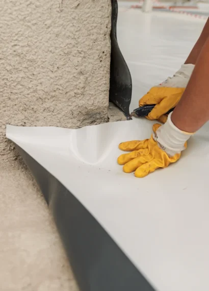 Une personne qui met une sorte de bâche sur le sol