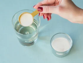 Une personne qui prend du bicarbonate de soude et de l'eau