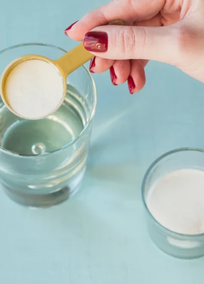 Une personne qui prend du bicarbonate de soude et de l'eau