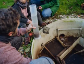Des personnes qui construisent un filtre à sable pour puits