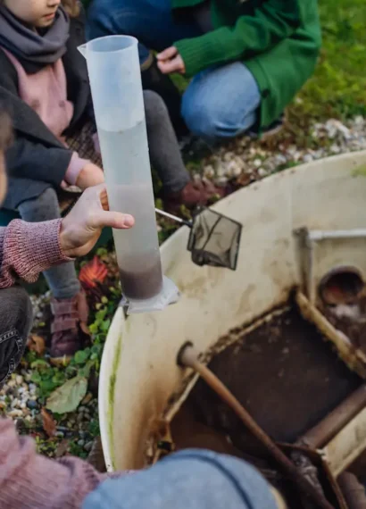 Des personnes qui construisent un filtre à sable pour puits