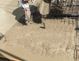 Une personne qui crée une dalle de béton pour son garage