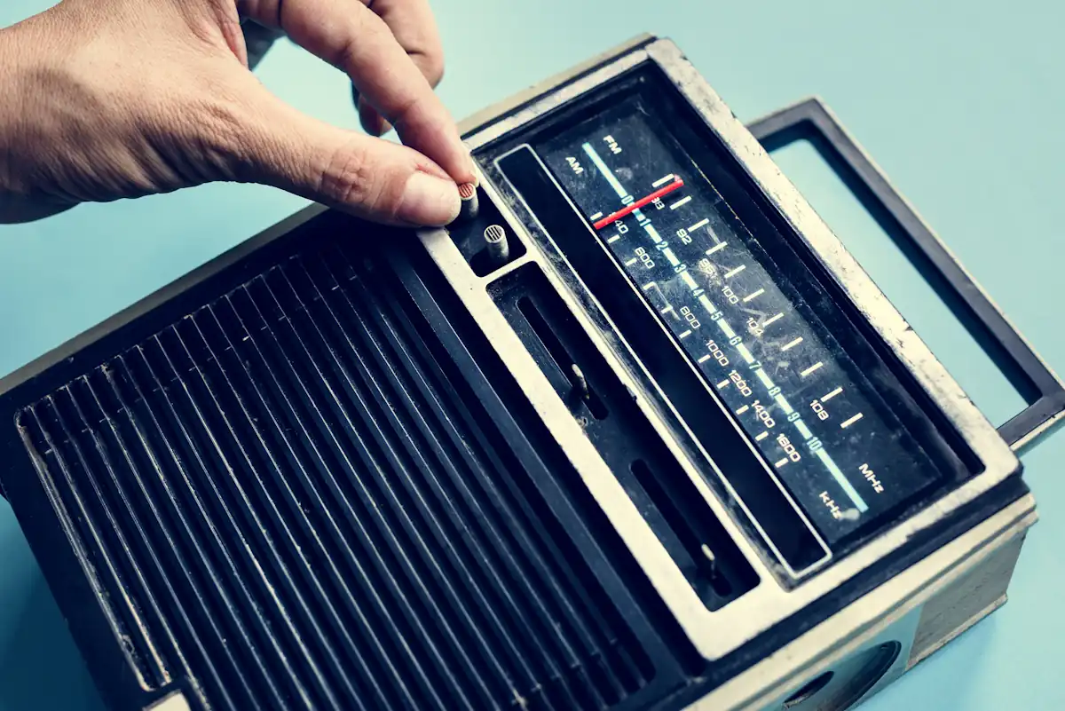 Une personne qui règle la fréquence d'une radio AM