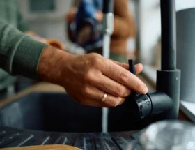 Une personne qui met en marche un robinet
