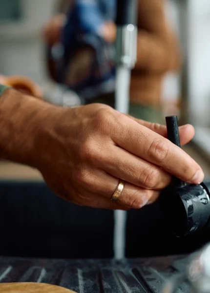 Une personne qui met en marche un robinet