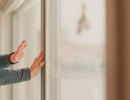 Une personne qui regarde une porte coulissante bloquée