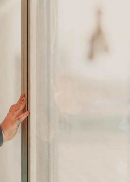 Une personne qui regarde une porte coulissante bloquée