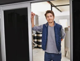 Un homme debout qui bloque une porte coulissante