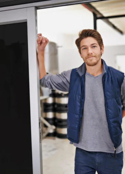 Un homme debout qui bloque une porte coulissante