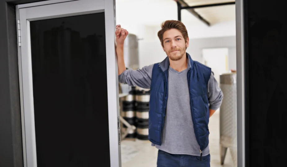 Un homme debout qui bloque une porte coulissante