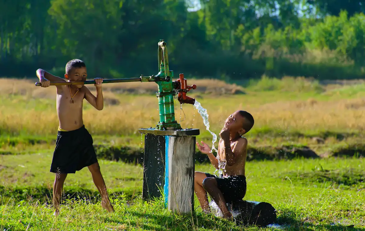 Des enfants qui s'amusent avec de l'eau de puits