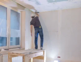 Un homme qui fait une bande de placo