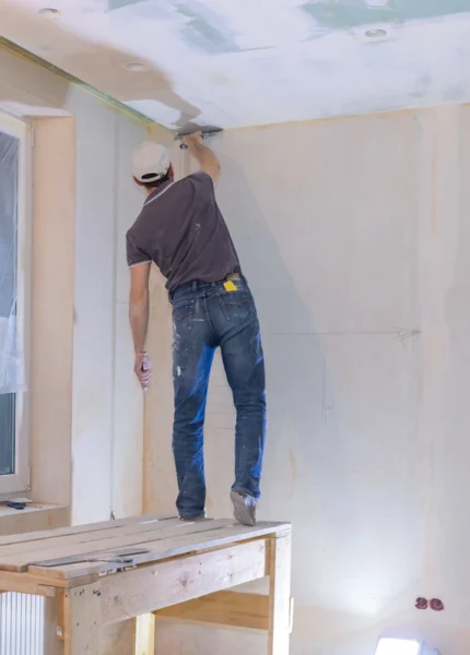 Un homme qui fait une bande de placo