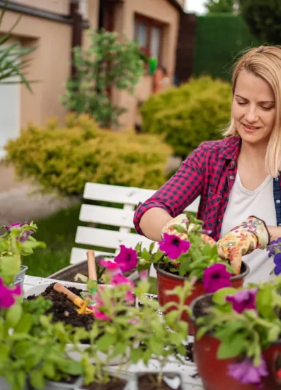 Une femme qui plante des fleurs