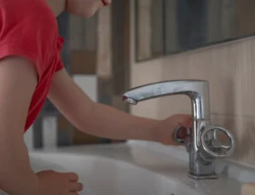 Une personne qui ouvre un robinet