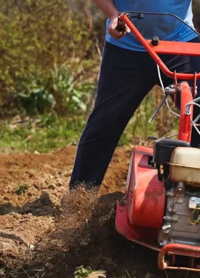 Un homme qui utilise un motoculteur